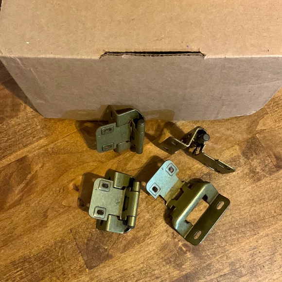 Amerock ld7552bb-XCP20 Overlay Burnished Brass Partial Wrap Cabinet Hinges 1/2” - Picture 2 of 6